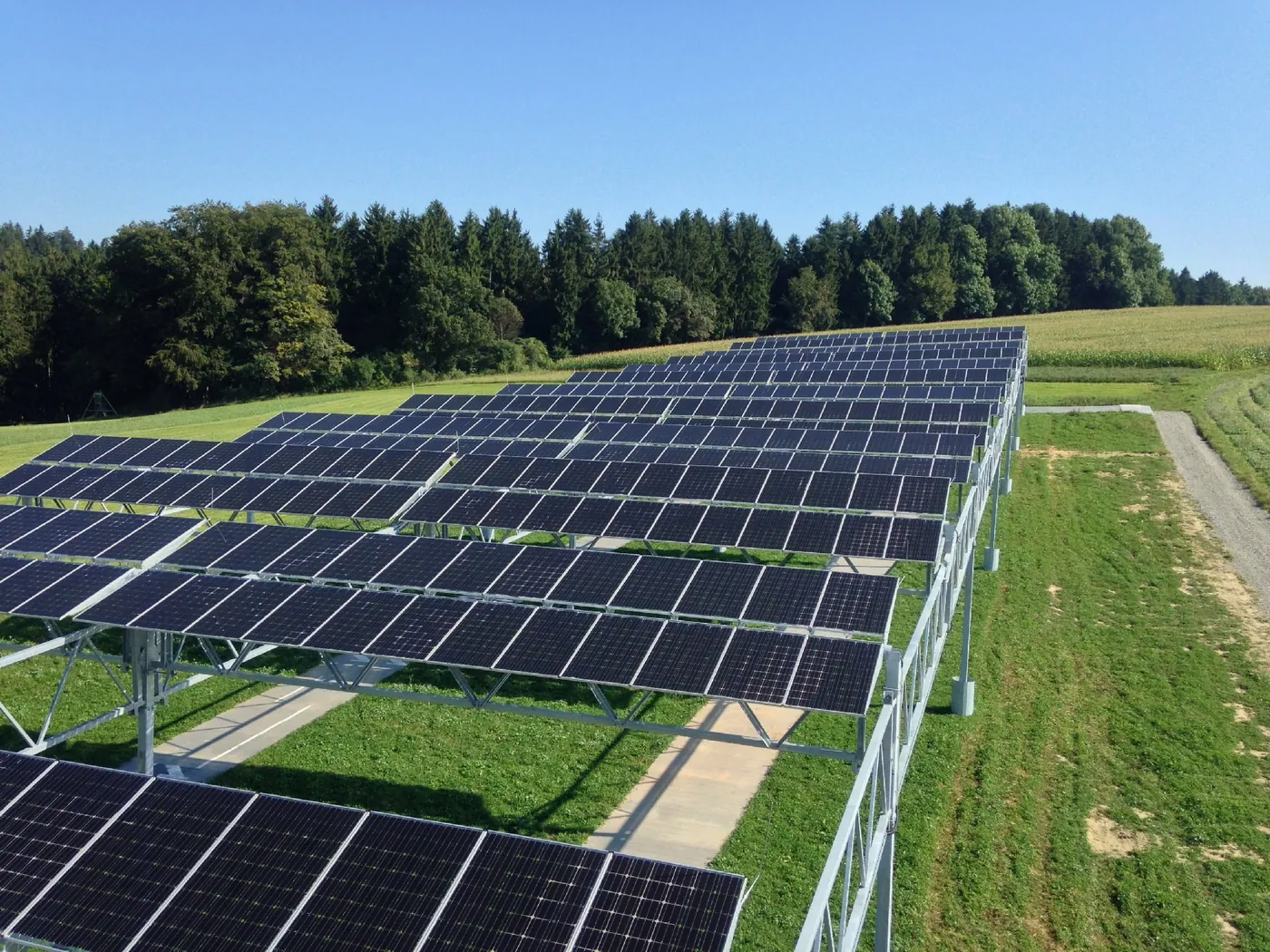 Abri climatique photovoltaïque au-dessus d'un champs agricole appartenant à un développeur photovoltaïque