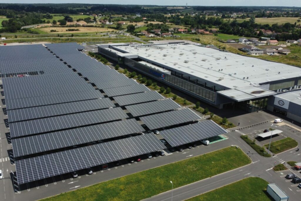 Ombrière solaire photovoltaïque sur un parking d'entreprise