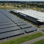 Ombrière solaire photovoltaïque sur un parking d'entreprise