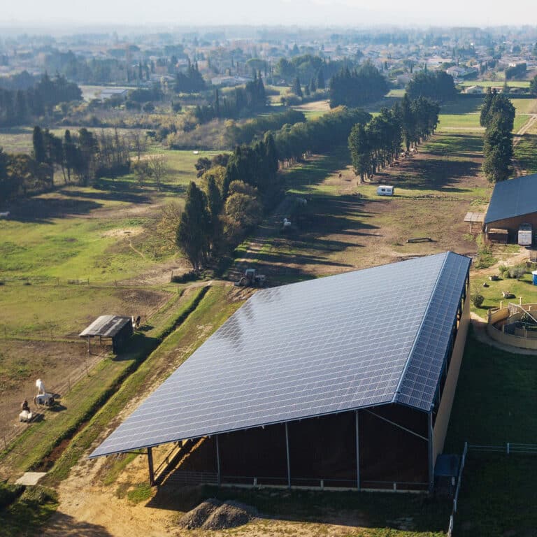 Construction achevé d'un manège équestre photovoltaïque vu depuis un drone