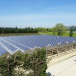 Abri climatique, serre agricole sur un champ d'agriculteur pour cultiver les terres