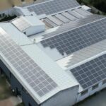 hangar de stockage industriel avec des panneaux solaires