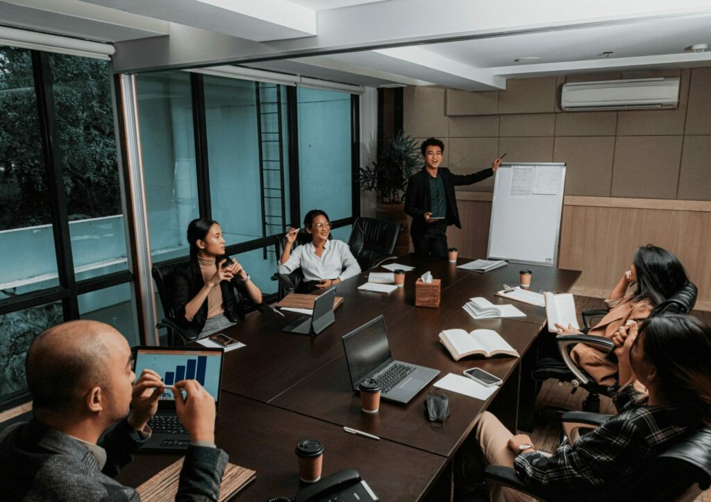 équipe de l'entreprise photovoltaïque en réunion