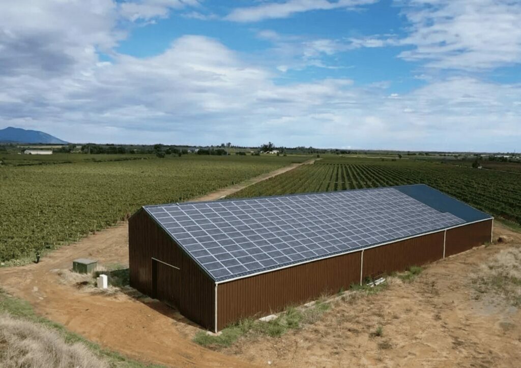 hangar photovoltaïque agricole complètement bardé