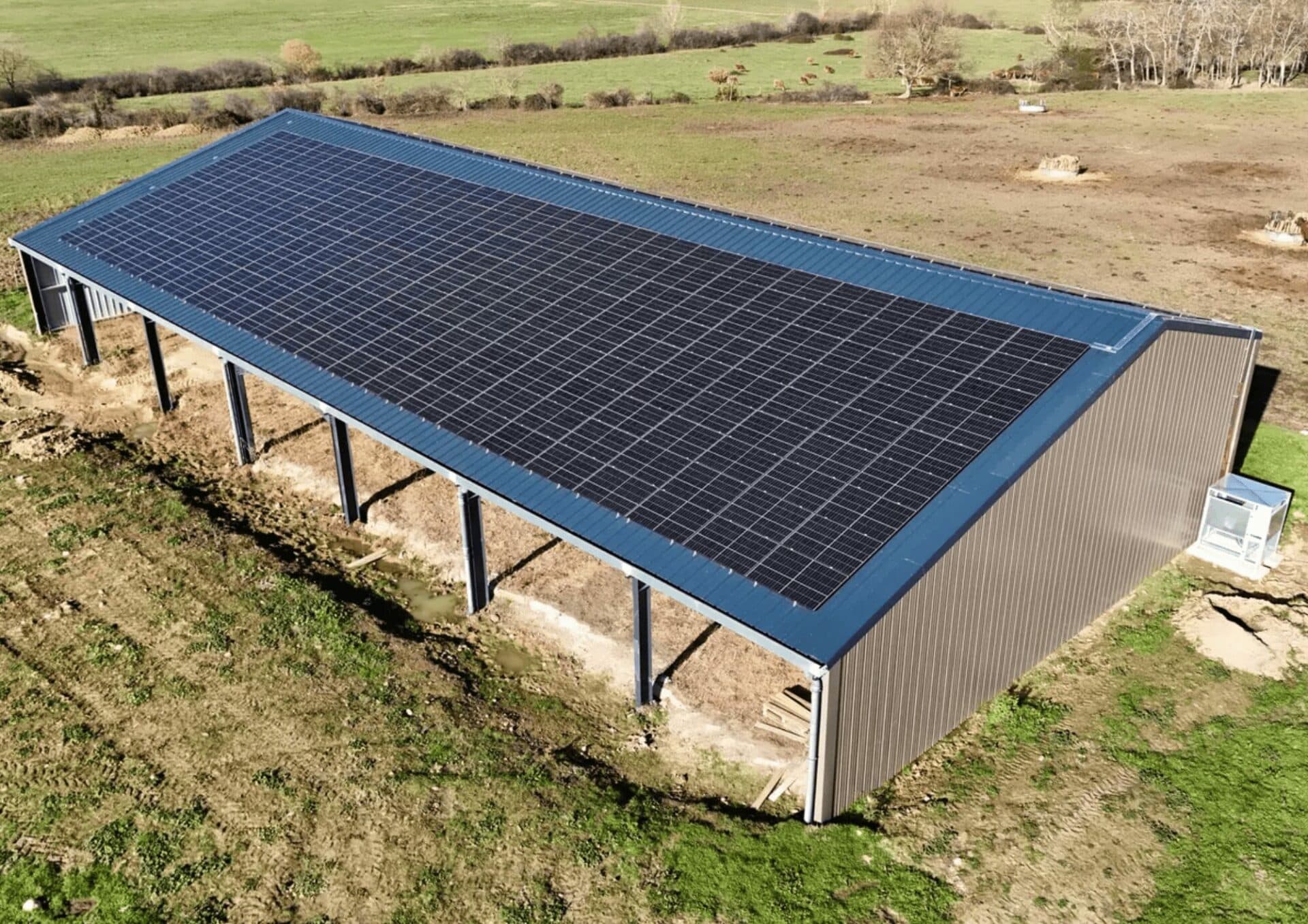 Hangar photovoltaïque agricole bardé sur 2 faces