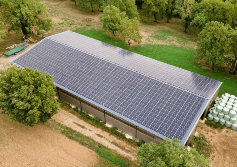 Centrale photovoltaïque installée sur un bâtiment par Novabridge