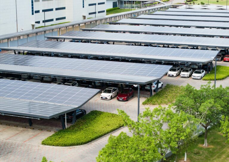 Ombrière photovoltaïque de parking réalisée par Novabridge