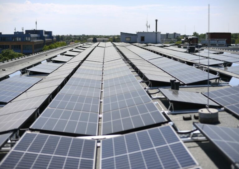 Pose de modules photovoltaïques en toiture par les équipes Novabridge