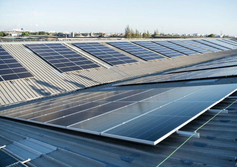 Chantier d'installation photovoltaïque en toiture Novabridge