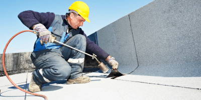 toit terrasse avec employé qui rénove