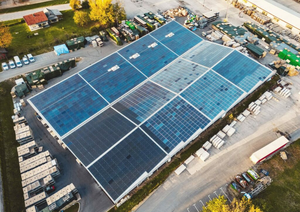 bâtiment industriel photovoltaïque complète vue drone