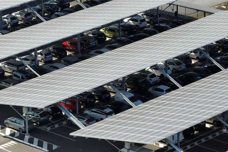 Ombrières photovoltaïques couvrant les places de stationnement d'un parking d'entreprise