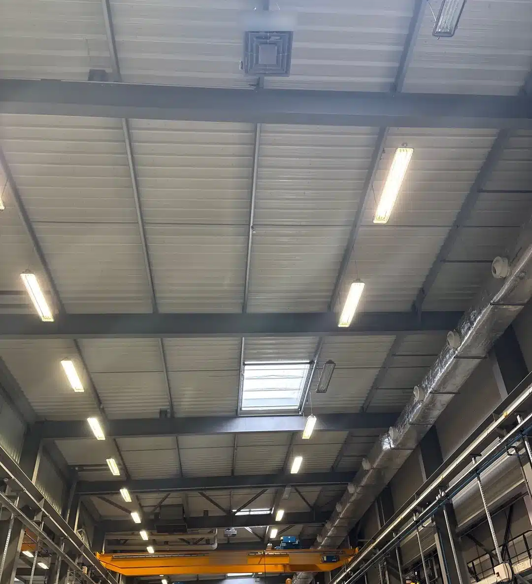 Hall de production équipé : déstratificateur suspendu sous la toiture