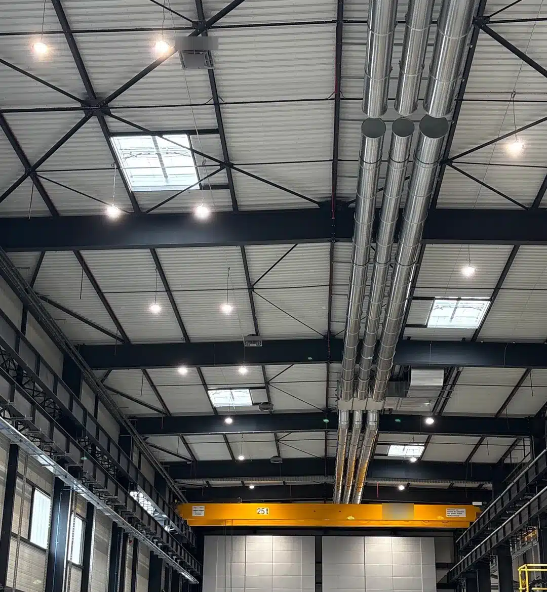 Second hall équipé : déstratificateurs sous la charpente